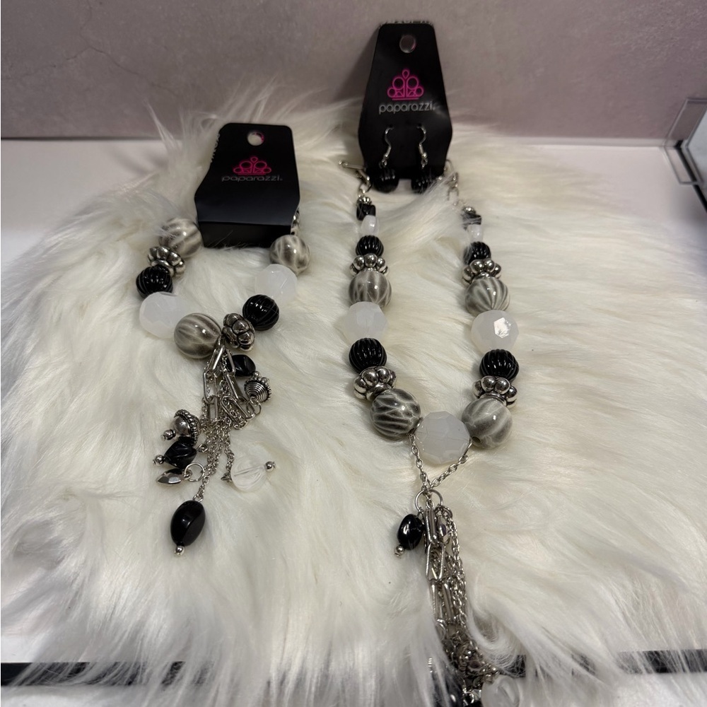 💜3/$15 Paparazzi Black and Silver Necklace Set